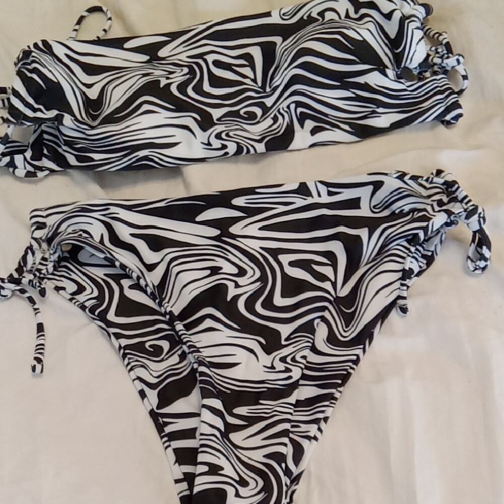 NWOT Shein Size Medium Stylish Black and White Women's Swimwear Set